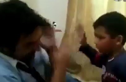 看完你是笑了還是咋了--互扇耳光的父子